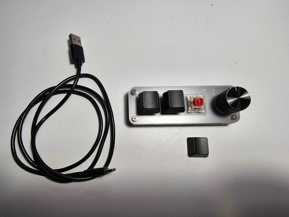 Механичен numpad + мини макро контролер с въртящ се бутон
