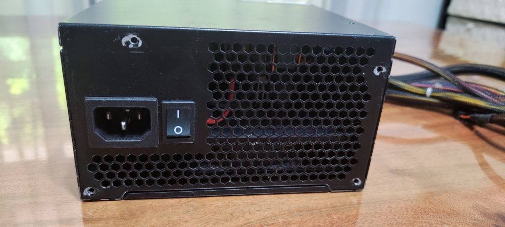 Продавам работещо захранване Еvga 430W
