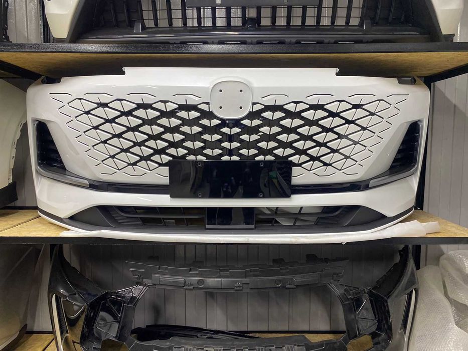 Передний Бампер ,