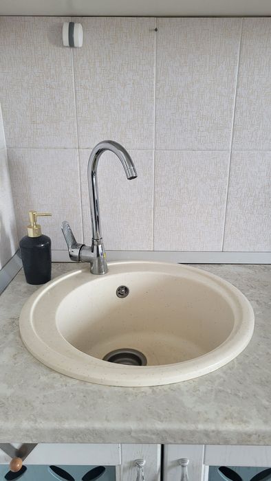 Диван, стол, шкаф купе, кухонный гарнитур