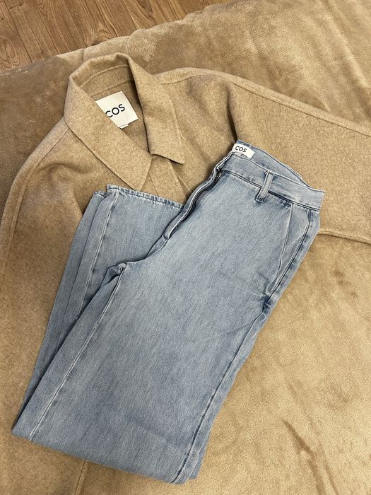 COS jeans albastri din bumbac si lyocell