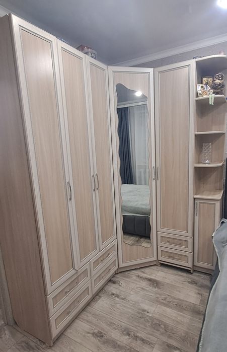 Угловой шкаф в хорошем состоянии