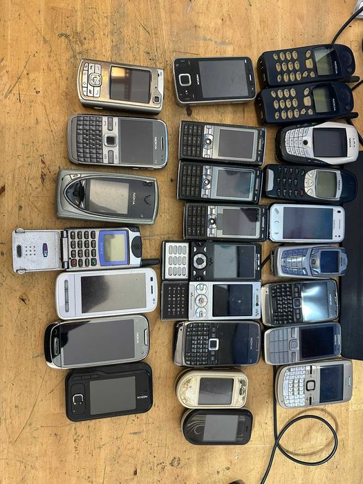 mai multe nokia de diferite culori nuante negru mat mat fata spate