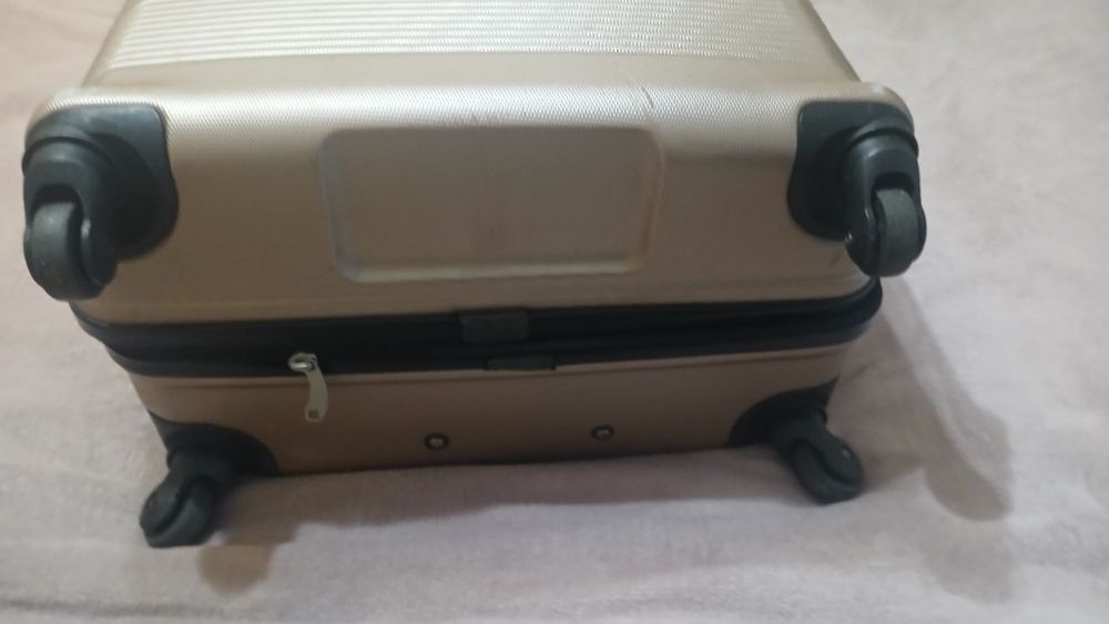 Твърд куфар за багаж