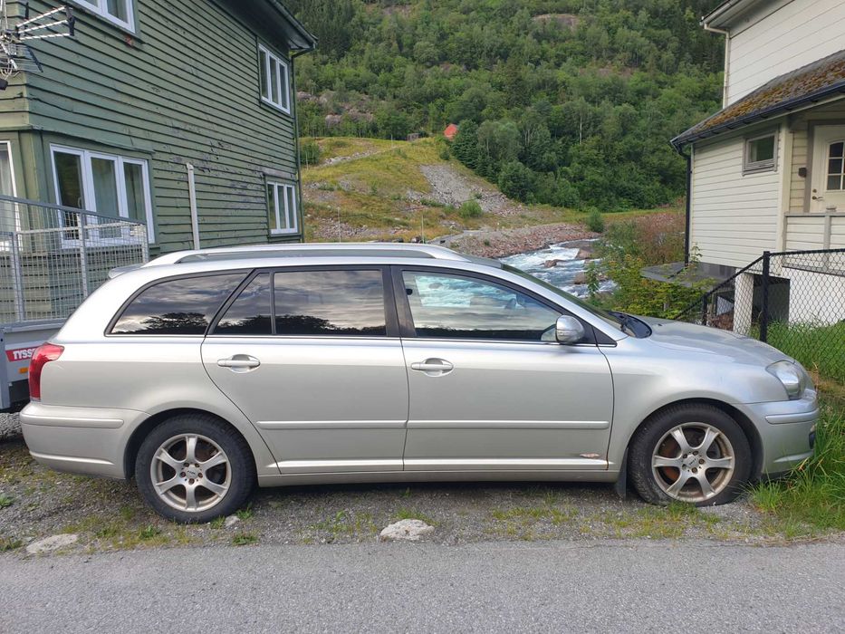 Vând Toyota Avensis