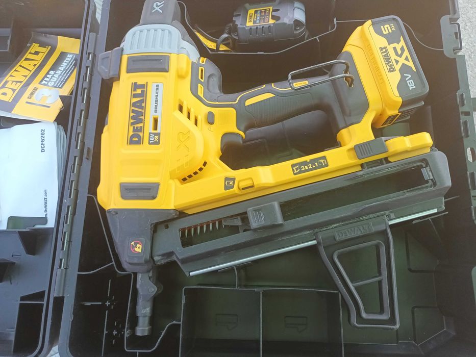 Dewalt DCN 890 - акумолаторен такер за пирони