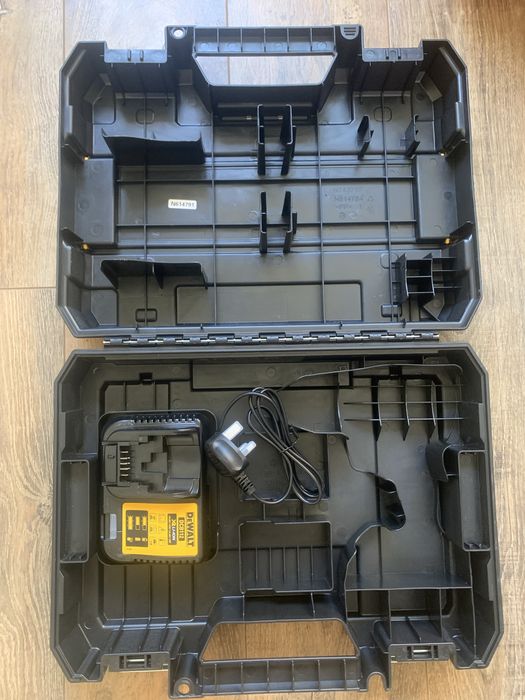 DeWALT /зарядно DCB 112/ в куфар