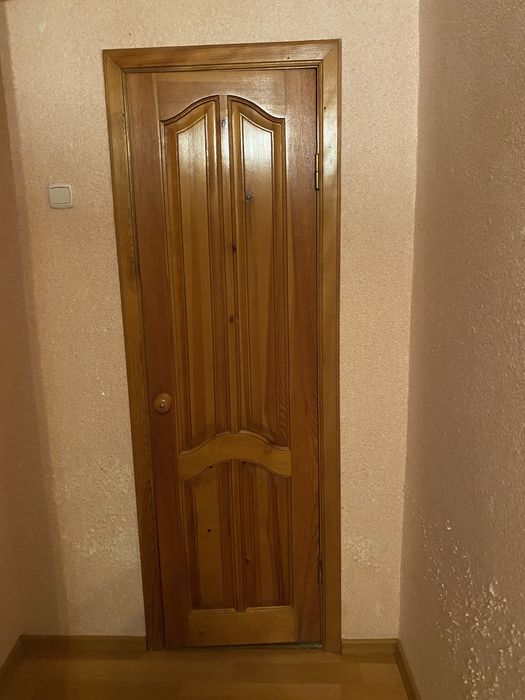 Продам двери деревянные, линолеум
