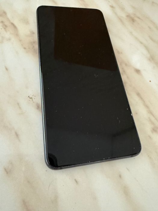 Продавам Samsung S21 + 2 бр. Кейсове + кабел за зареждане.