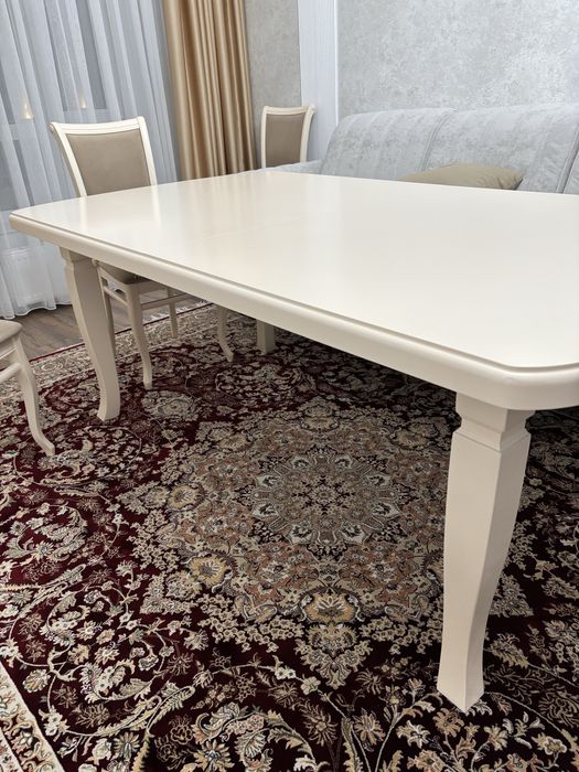 Стол деревянный в гостиную