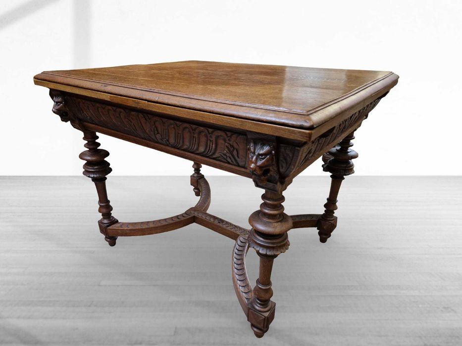 Дъбова трапезна антикварна маса с ръчно резбовани елементи