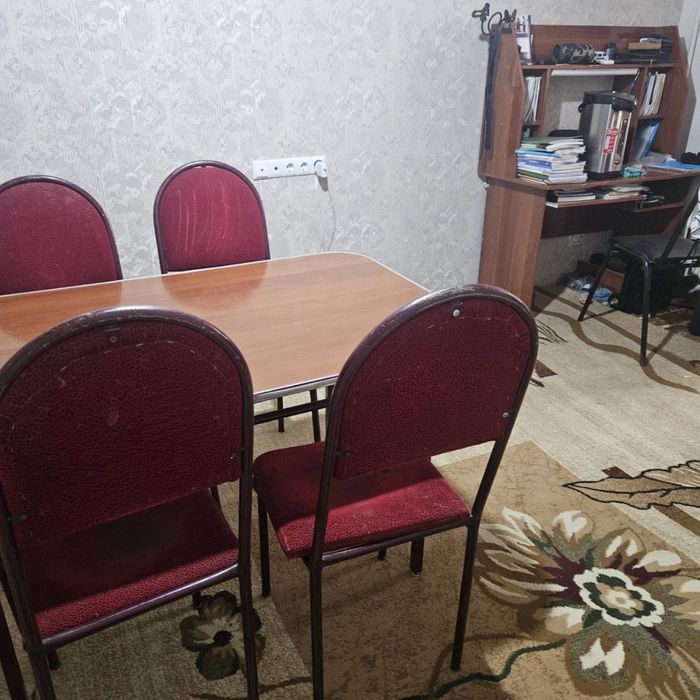 Стол со стульями