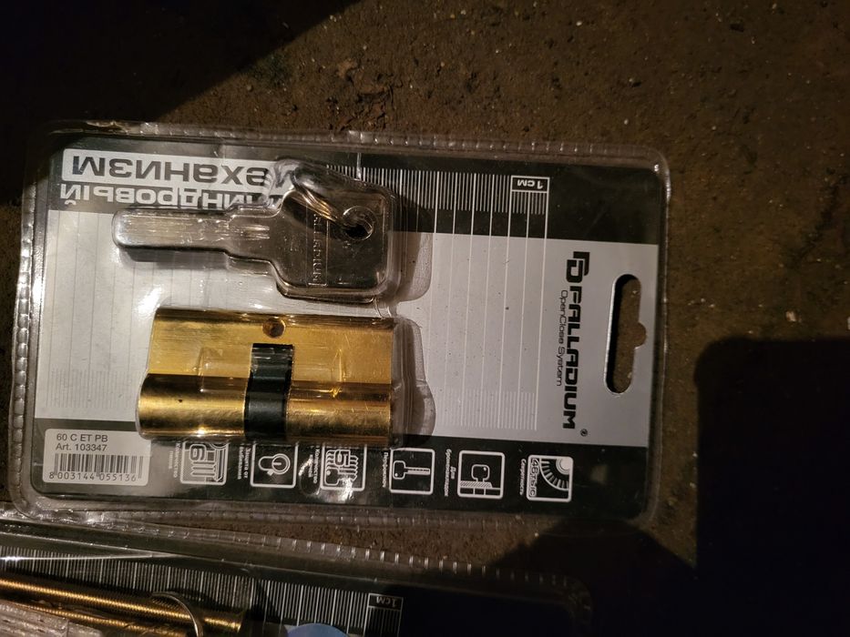 Ключи на двери в комплекте шарнир