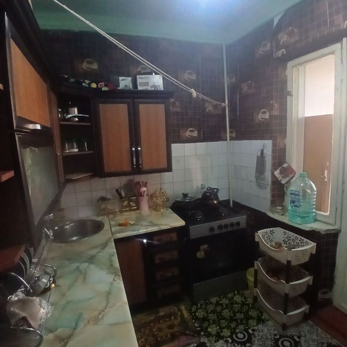 Шайх бозорча томонда жойлашган 2 хонали квартира ижарага берилади