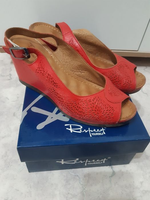 Босоножки летние, фирма Respekt, красные, кожаные, сплошной каблук