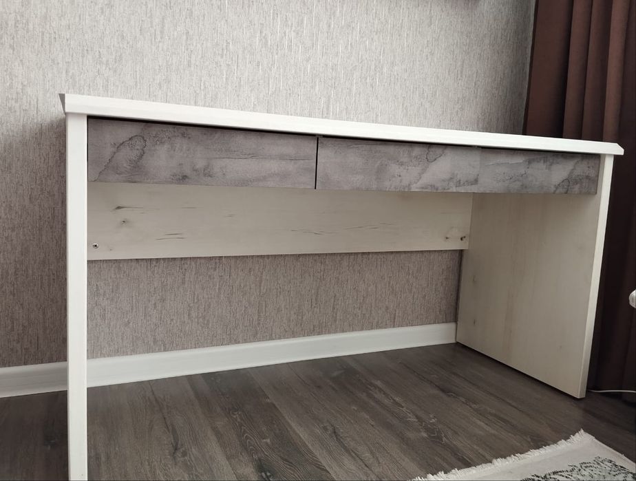 Писменный стол с полками