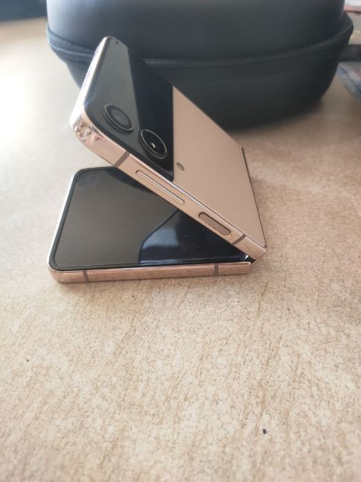 Срочно продам SAMSUNG Z FLIP4