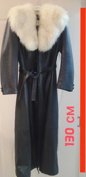 Дълго черно кожено манто с яка от бяла лисица