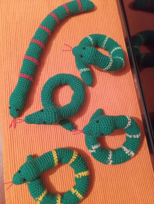 Змейки связанные крючком