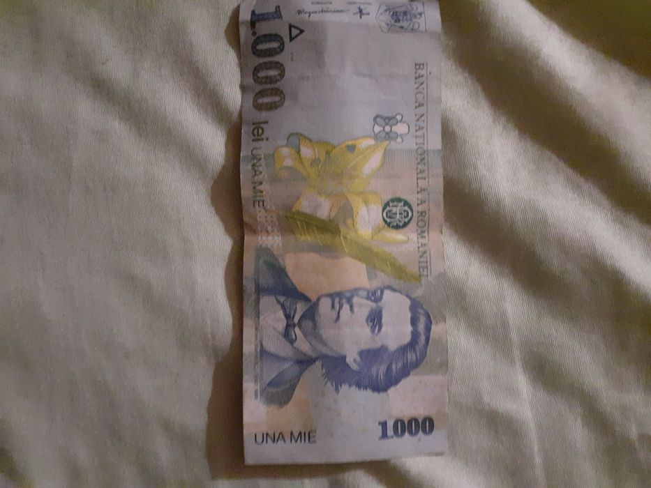 Vind aceasta bacnota cu mihai eminescu ,cu 3000 lei