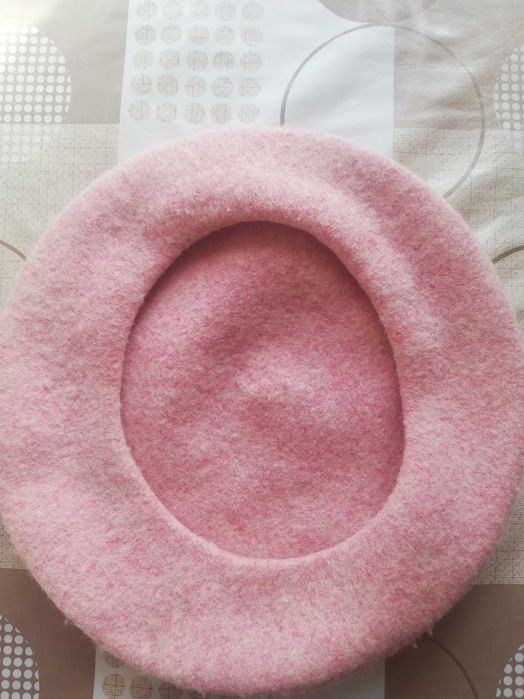 Продам б/у женские беретки