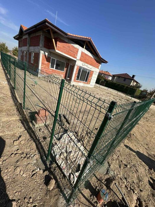 Изграждане на Огради с Метално Пано