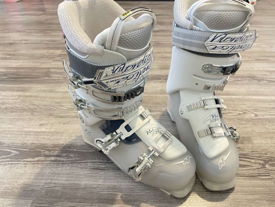 Ски обувки, еднократно използвани