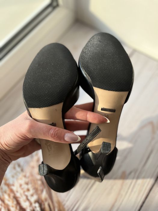 Продам кожаные босоножки