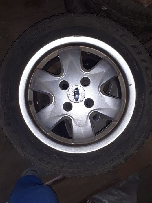 Jante de aluminiu și cauciucuri aproape noi