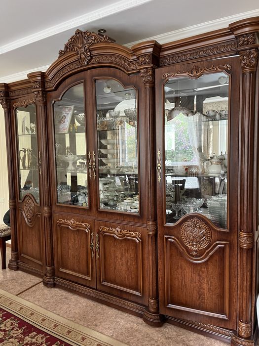 Стол со стулями и шкаф