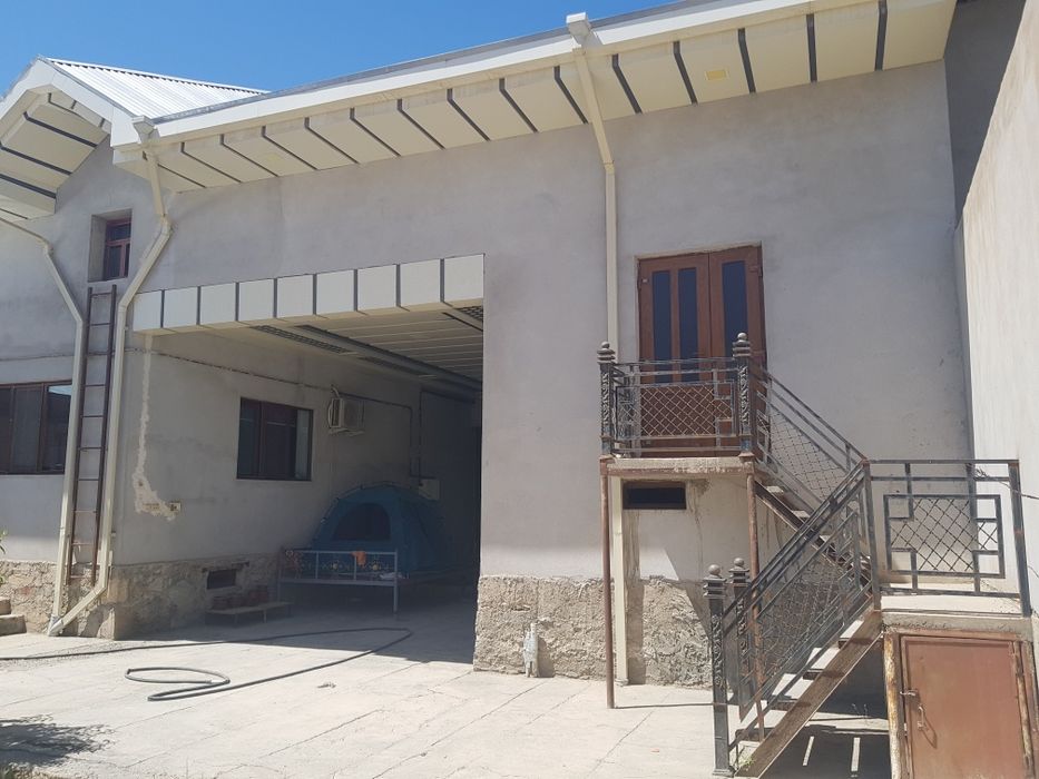 Навоий  Умид кургонида ховли срочно сотилади