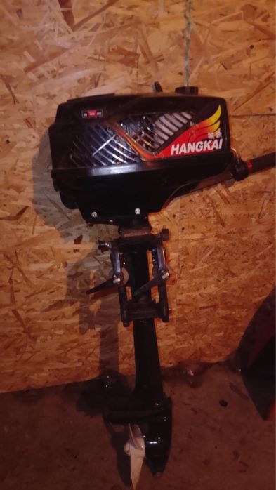 Продам моторную лодку