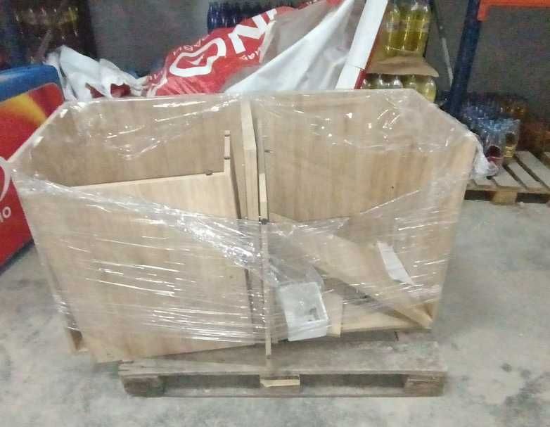 Дървени етажерки и скрин с чекмеджета