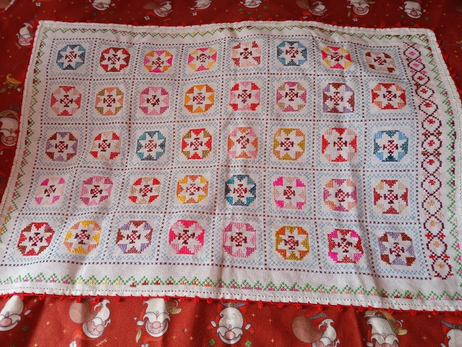 Fata de masa pe etamina