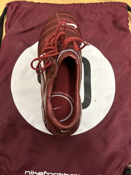 Ține-ți echilibrul pe stilul vechi ! Ghete fotbal nike zoom total 90 !