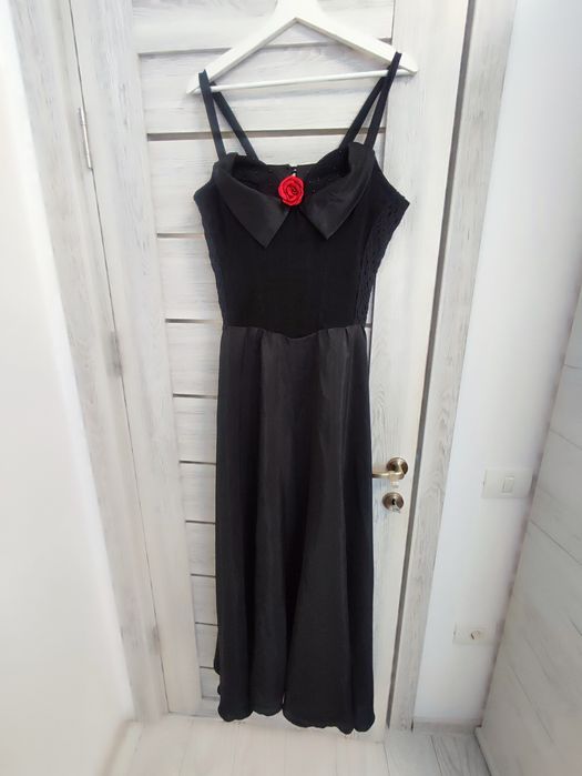 Vând rochii de ocazie aproape noi