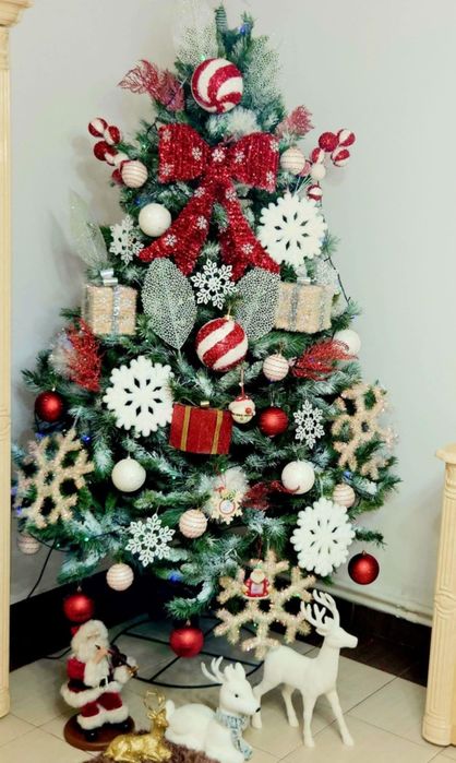 Brad de craciun cu ornamente