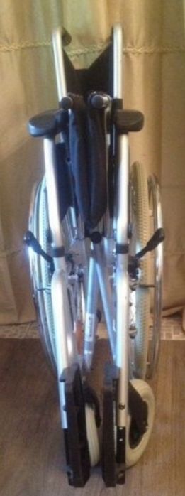 Инвалидная кресло коляска помогает человеку в передвижение куда нужно.