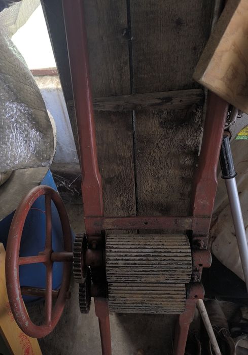 Vând Teasc (moara)mare de struguri + zdrobitor din material rezistent (nu ce se găsește la Dedeman,Brico etc @)