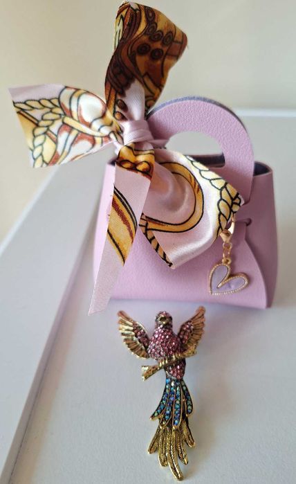 Бижу, опаковано в чантичка