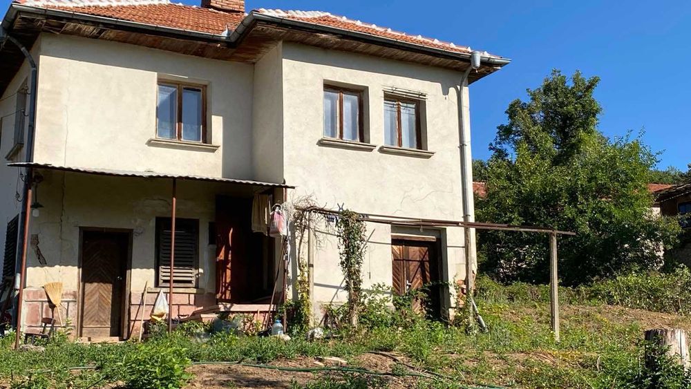 Селска къща с прилежащ терен 2000 кв.м., с. Голяма Желязна, общ. Троян