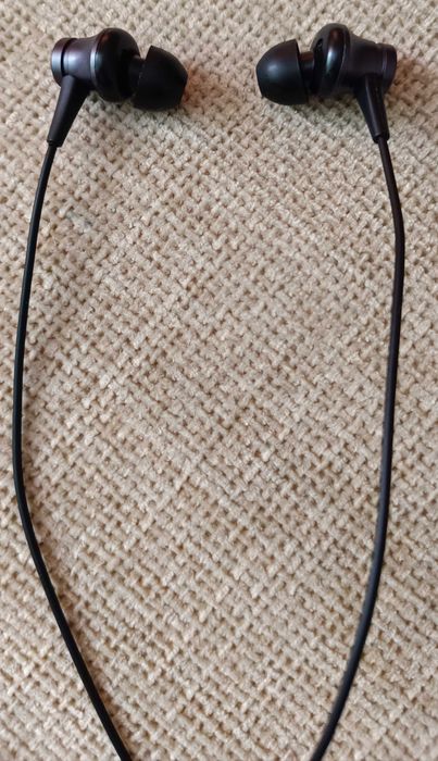 Стерео слушалки XIAOMI Mi Earphones с чист звук и ударен бас.