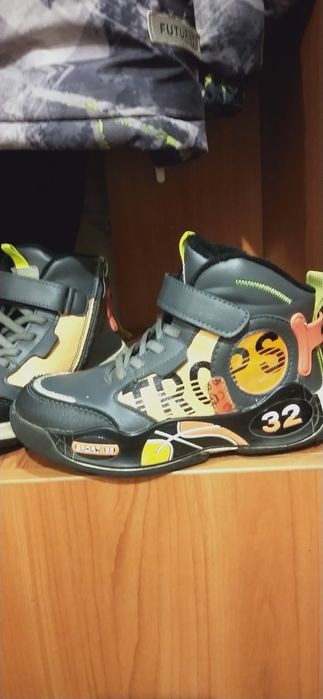 Туфли кожаные и ботинки.