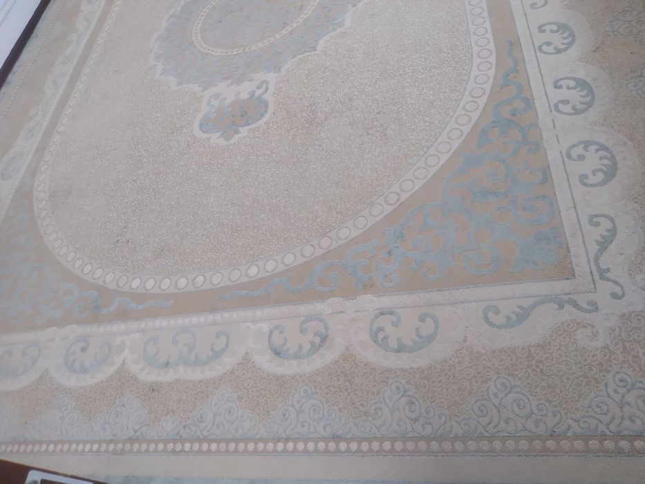 Кілем почти новый.