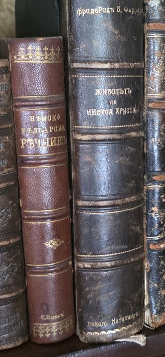 Атикварни и църковни  книги за интериор