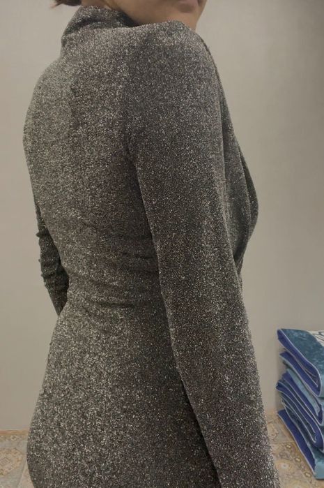 Серебристое сверкающее платье