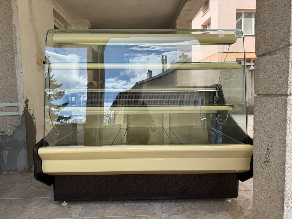 Хладилна витрина Айсберг 93, хоризонтална - 150 см, гранитен плот, извито стъкло, чекмеджета, отлична