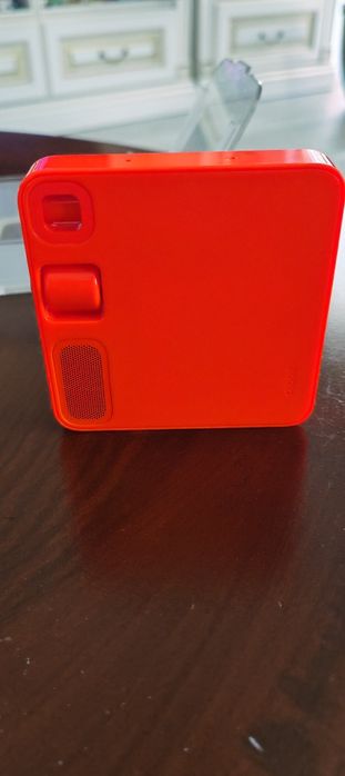 Rabbit R1 AI Pocket Companion (Utilizat) cu mici urme de uzură.