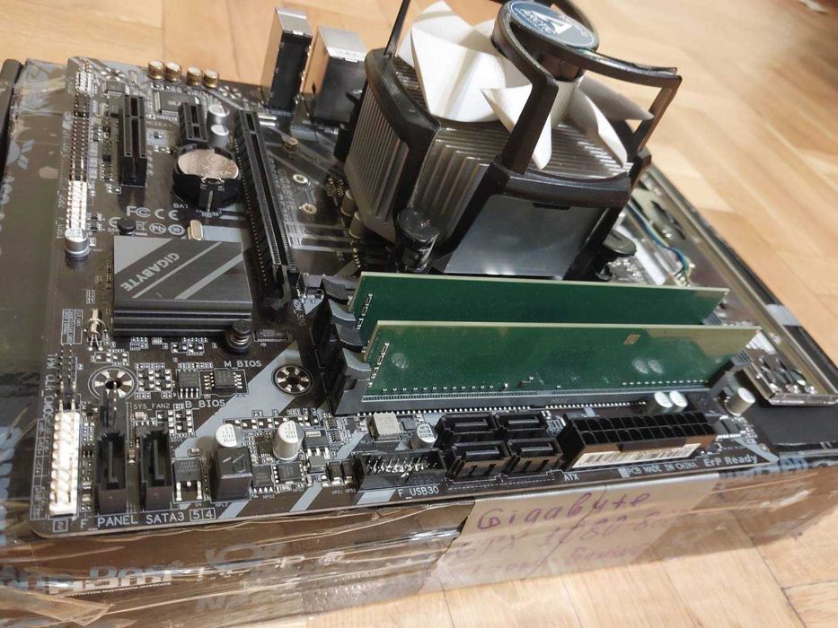 Intel i7 8700 + Gigabyte B360M DS3H + 16GB 2666 Crucial + Arctic cooler
