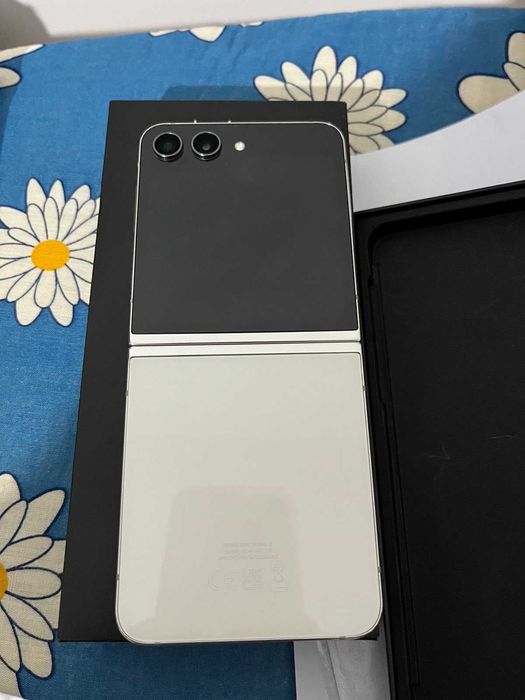 Samsung GALAXY Z flip 5 526 ram